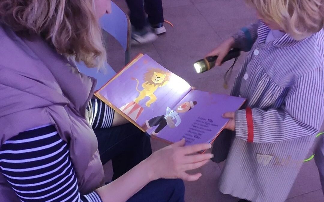Las familias del alumnado participan en las actividades escolares.